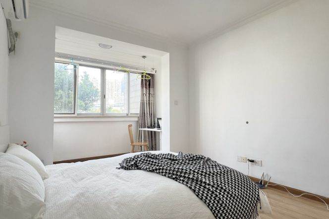 Big room with balcony near Qufu rd, beside the suzhou greek, near TJU,advance booking accepted 