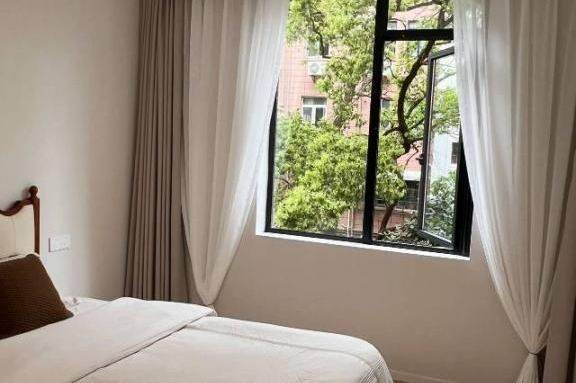 West Yan'an rd 120 sqm Apt&Central AC&Oven/ greeny compound  14K