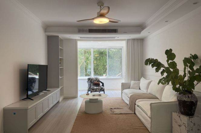 Weining rd  3brs with a nice yard /  Spacious / Bright / Modern/ Quiet