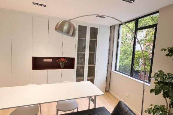 West Yan'an rd 120 sqm Apt&Central AC&Oven/ greeny compound  14K