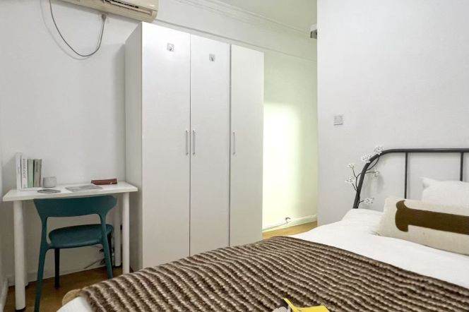 Master bedroom near jingan temple, with international roommates, close to ECNU