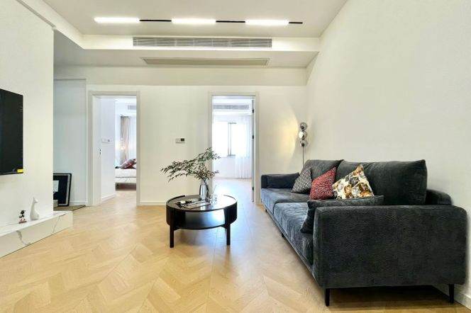 Just renovated brand new 2 br with big oven nice modern decoration M7/13