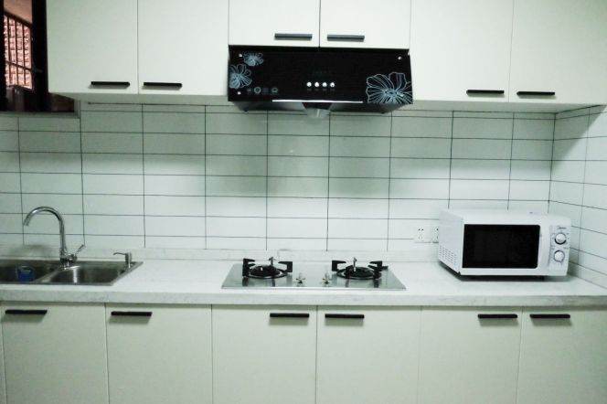 Master bedroom near jingan temple, with international roommates, close to ECNU