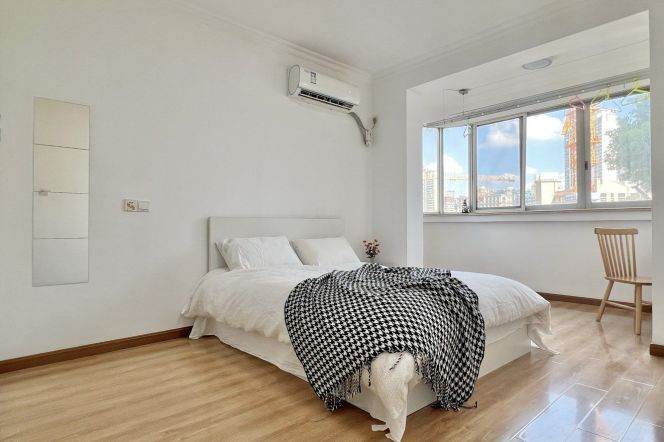 Big room with balcony near Qufu rd, beside the suzhou greek, near TJU,advance booking accepted 