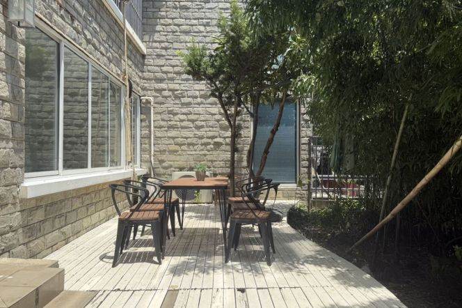 Weining rd  3brs with a nice yard /  Spacious / Bright / Modern/ Quiet