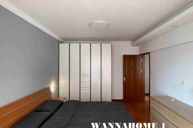 Spacious&Bright Elevator 2Bdrs 1Bath Apt+Jing An Temple CBD+Large Balcony+Great View