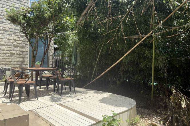 Weining rd  3brs with a nice yard /  Spacious / Bright / Modern/ Quiet