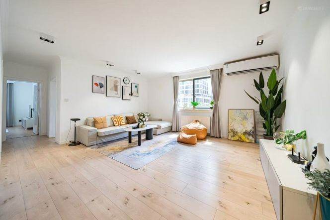 Short term great view super nice modern 3 br with 2 baths golden location Nanjing (W) Rd. M2/12/13