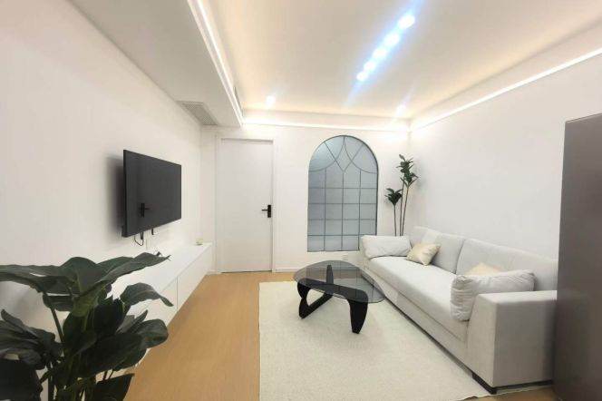 Loushanguan rd/cozy 1br 1lr/bright room/balcony/Nr Suzhou creek,@L15/2