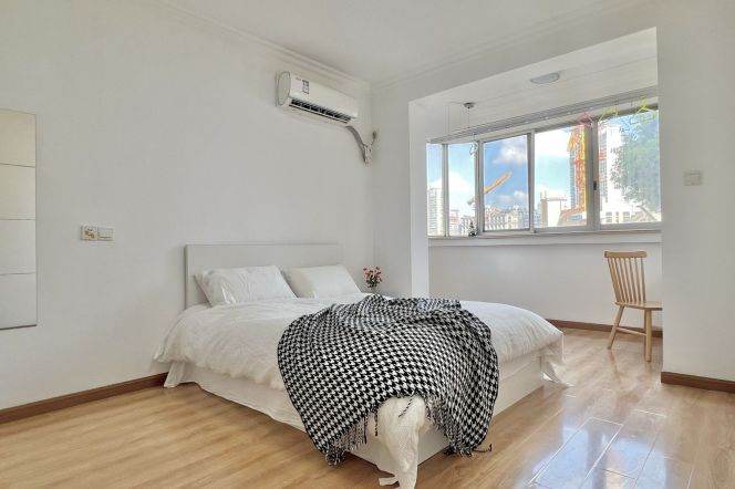 Big room with balcony near Qufu rd, beside the suzhou greek, near TJU,advance booking accepted 