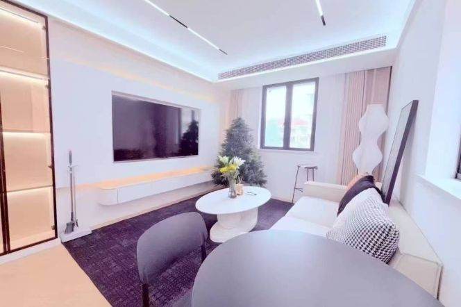 loushanguan rd 1br with living room@L2/15
