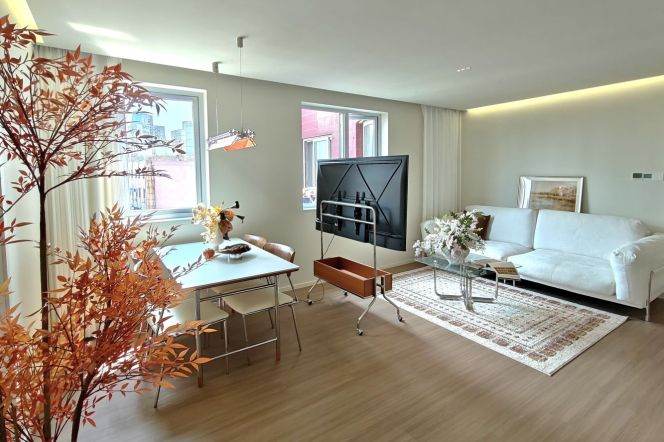 Jing'an, 2br, 1ba,walk-in closet, big indoor balcony | 7 mins walk to L2/11 Jiangsu Rd St