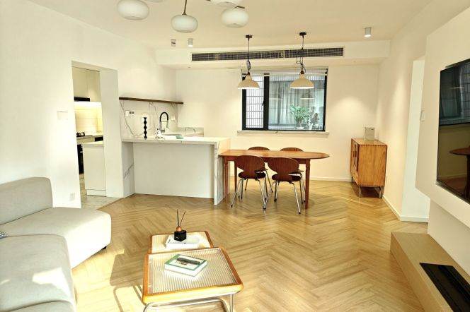 Jing'an, 2br, 1ba, with a storage room, a walk in closet | 5 mins to L14 Wuding Rd St