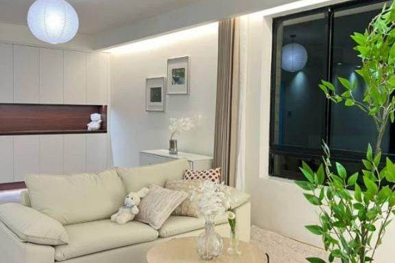 Hongkou newly renovated 110 sqm 2 br Apt with modern furniture 12K