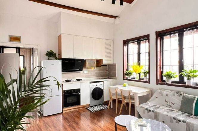 Bright 2br/1bt Apt close to French Park