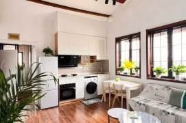 Bright 2br/1bt Apt close to French Park