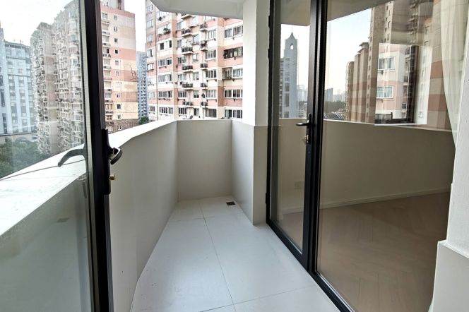Jing'an, 3br, 2ba, with a outdoor balcony, walk-in  closet, high floor view| 2 mins walk to L14
