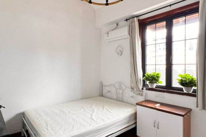 Bright 2br/1bt Apt close to French Park