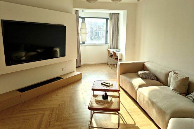Jing'an, 2br, 1ba, with a storage room, a walk in closet | 5 mins to L14 Wuding Rd St