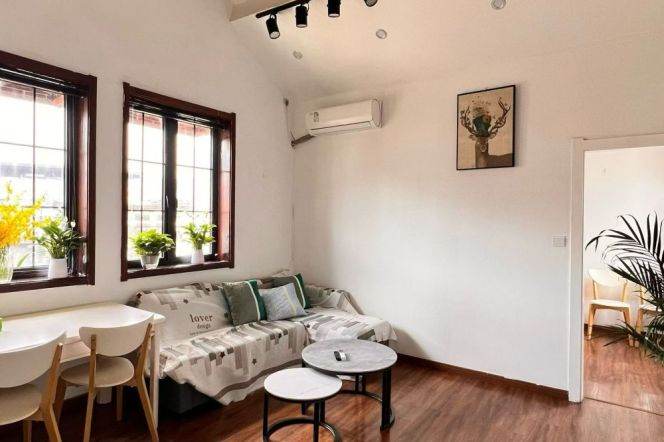 Bright 2br/1bt Apt close to French Park