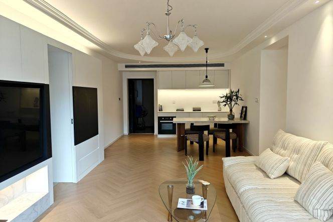 Jing'an, 3br, 2ba, with a outdoor balcony, walk-in  closet, high floor view| 2 mins walk to L14