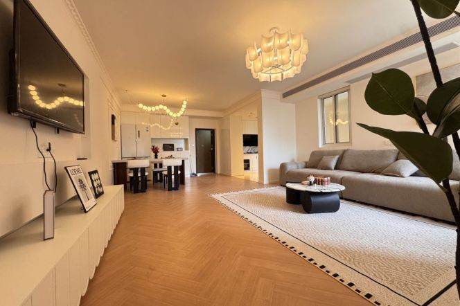 Xujiahui stylish 2 br+2 bath Apt &floor heating near metro 15K