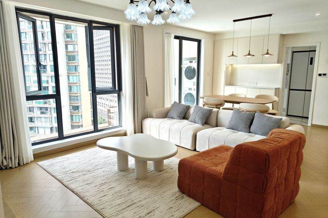 Nr West Nanjing Rd St| 3br, 2ba, with a indoor balcony, compoud with nice management, high floor