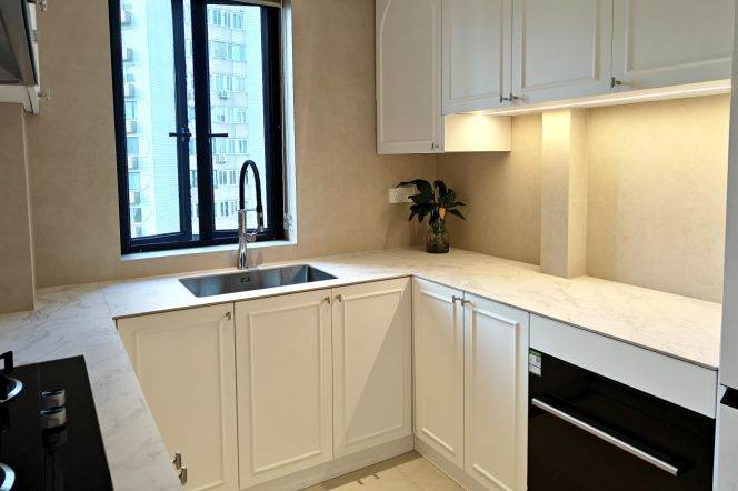Jing'an, 3br, 2ba, with a outdoor balcony, walk-in  closet, high floor view| 2 mins walk to L14