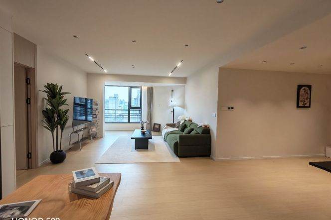 Cozy&Bright, High floor, 1Big Br+1Walk-in Closet, Gym+Swimming pool, Xujiahui, L1/9/11