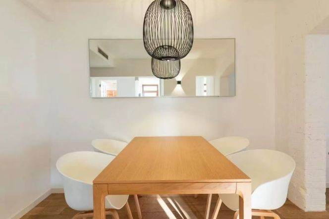 2/11 Line, Jiangsu Road Station, 2-bedroom apartment with floor-to-ceiling windows