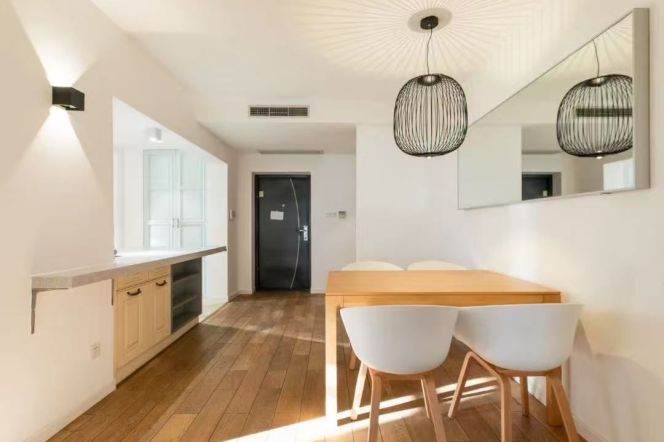 2/11 Line, Jiangsu Road Station, 2-bedroom apartment with floor-to-ceiling windows