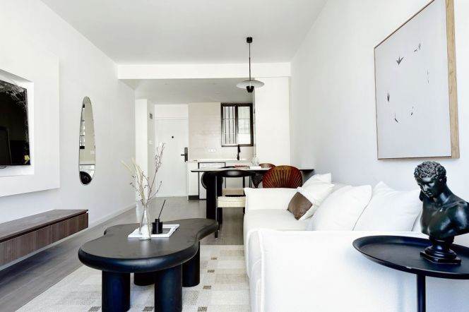 Valuable 2BR with Balcony Near Jiaotong University 10.5K   