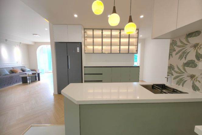 Hongqiao rd Metro L3&10  newly renovated 3 bedroom apartment with big Windows &floor heating for 16K
