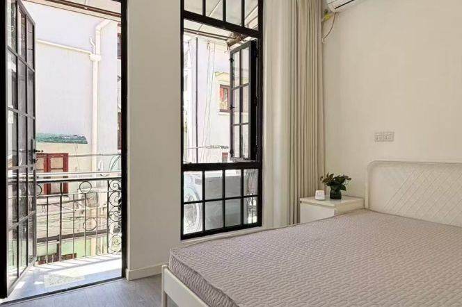 Newly renovated 1BR APT nr Shanxi(s) Rd IAPM 5.8k
