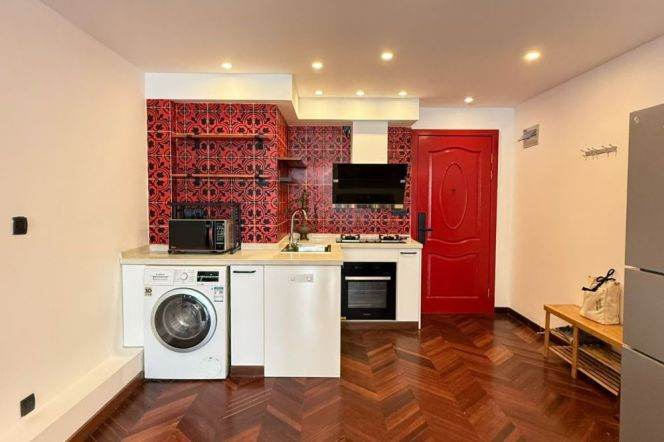 High-ceiling 1br with BIG Terrace @West Nanjing Road St.