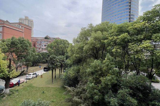3 Brs, 2 Baths, Facing south with Open Balcony/Wall heating, 150 sqm @ Hongqiao metro L3,4&10