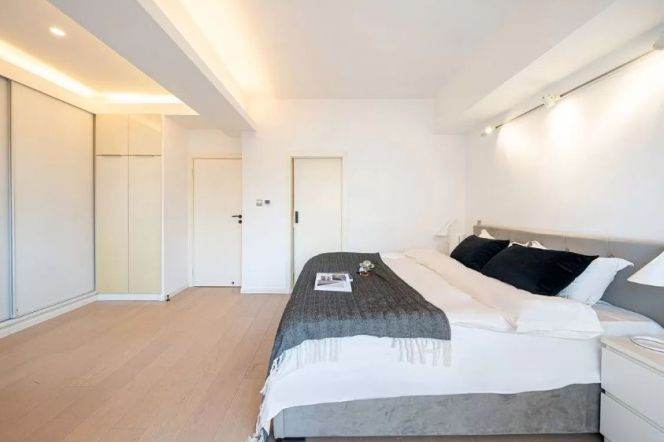 Wulumuqi rd stylish 3 bedroom Apt with floor heating and huge terrace 23K