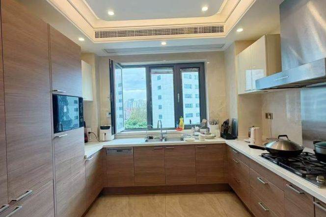 Phase 3 of Baihuiyuan，1 minute at Huangpu Riverfront, with an outdoor balcony
