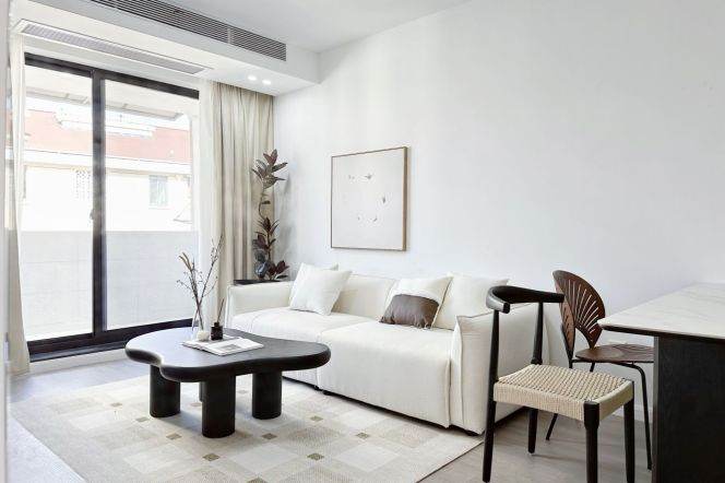 Valuable 2BR with Balcony Near Jiaotong University 10.5K   