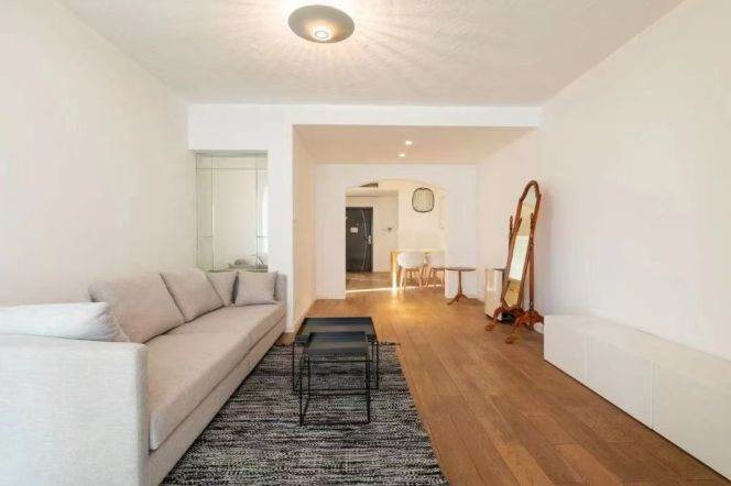 2/11 Line, Jiangsu Road Station, 2-bedroom apartment with floor-to-ceiling windows