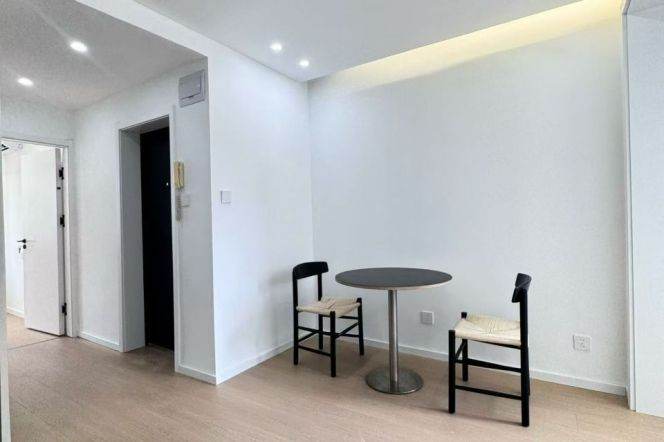 2bedroom with balcony ,Walking distance to Century Avenue 