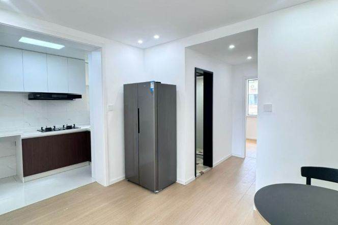2bedroom with balcony ,Walking distance to Century Avenue 