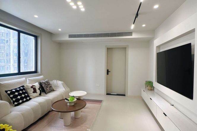 with a balcony, 2rooms are almost same size and separate, near the Bund.
