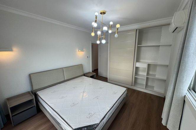 High-rise 2br Apt with big open Balcony close to Dapuqiao