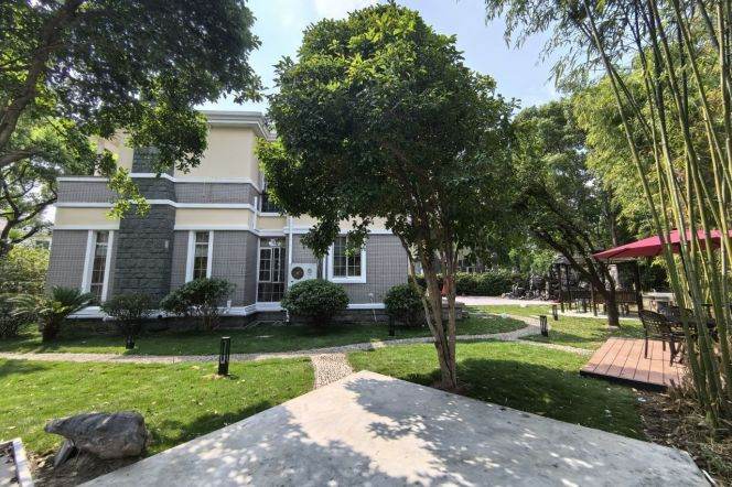 modern 5brs independent house near German school and BISS asking 33K 