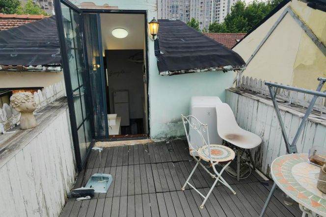 Cozy 1 br with private terrace in Old Xuhui. 7 mins walking to L 9/12 JiaShan Rd St.