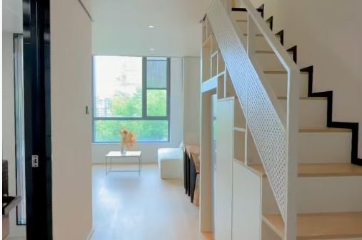 apt with nice lobby,  big window and oppersite the park , free 24h gym and readingroom.