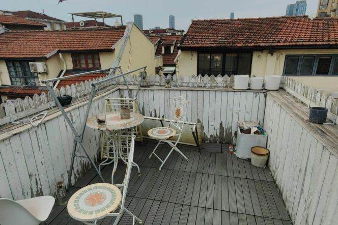 Cozy 1 br with private terrace in Old Xuhui. 7 mins walking to L 9/12 JiaShan Rd St.