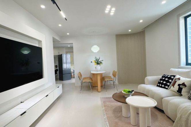 with a balcony, 2rooms are almost same size and separate, near the Bund.