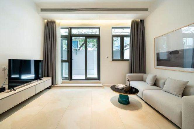 Cozy 1Br w. Yard&heating W. Nanjing Rd Station